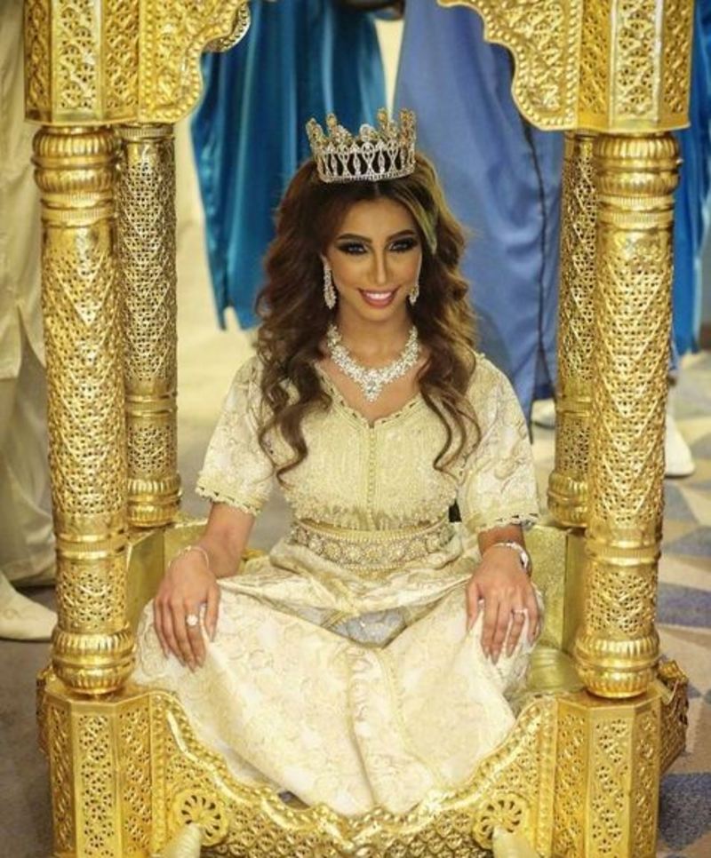 صور دنيا بطمة بتاج وقفطان مغربي كالملكة من عيد ميلادها والجمهور ينتقدها!